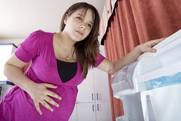 Почему болит пупок во время беременности: основные причины и советы